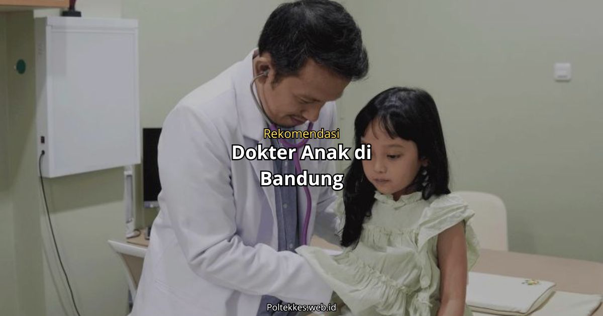 Dokter anak di Bandung sedang memeriksa balita