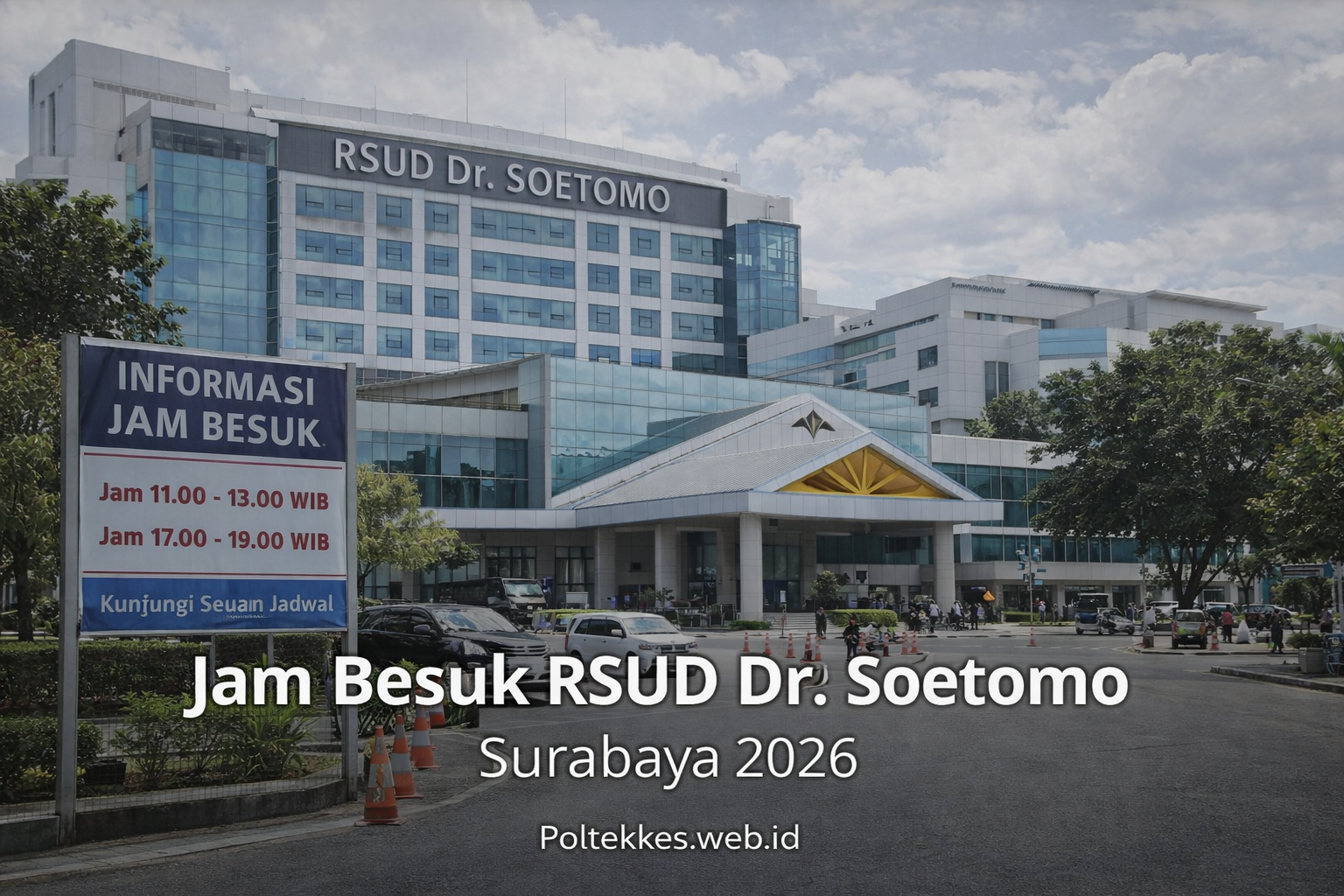 Tampak depan rumah sakit di Surabaya dengan papan informasi jam besuk